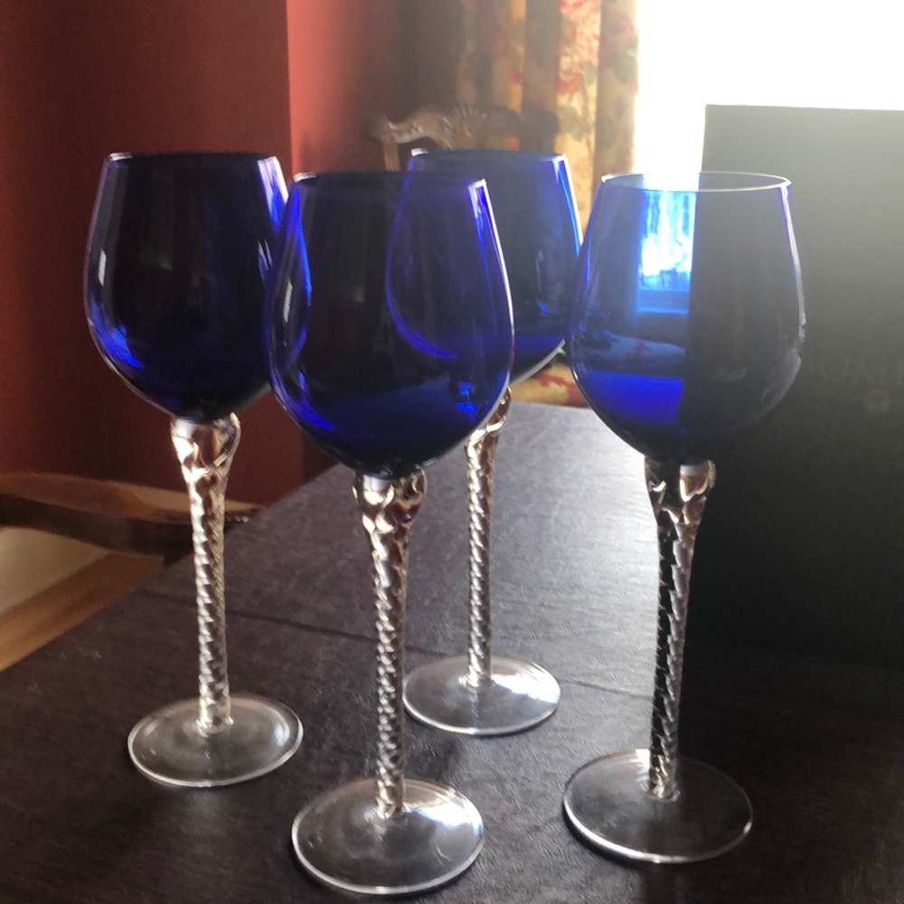 Set of 4 beautiful blue wine goblets